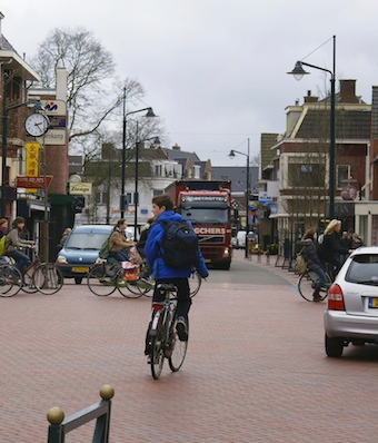Illustration for article titled Why Street Signs Make Traffic More Dangerous